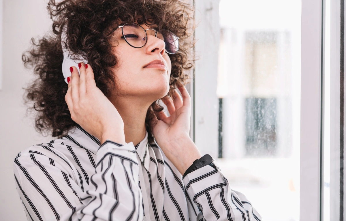 Dlaczego muzyka klasyczna zmienia wyraz twarzy: neurobiologia głębokiego słuchania