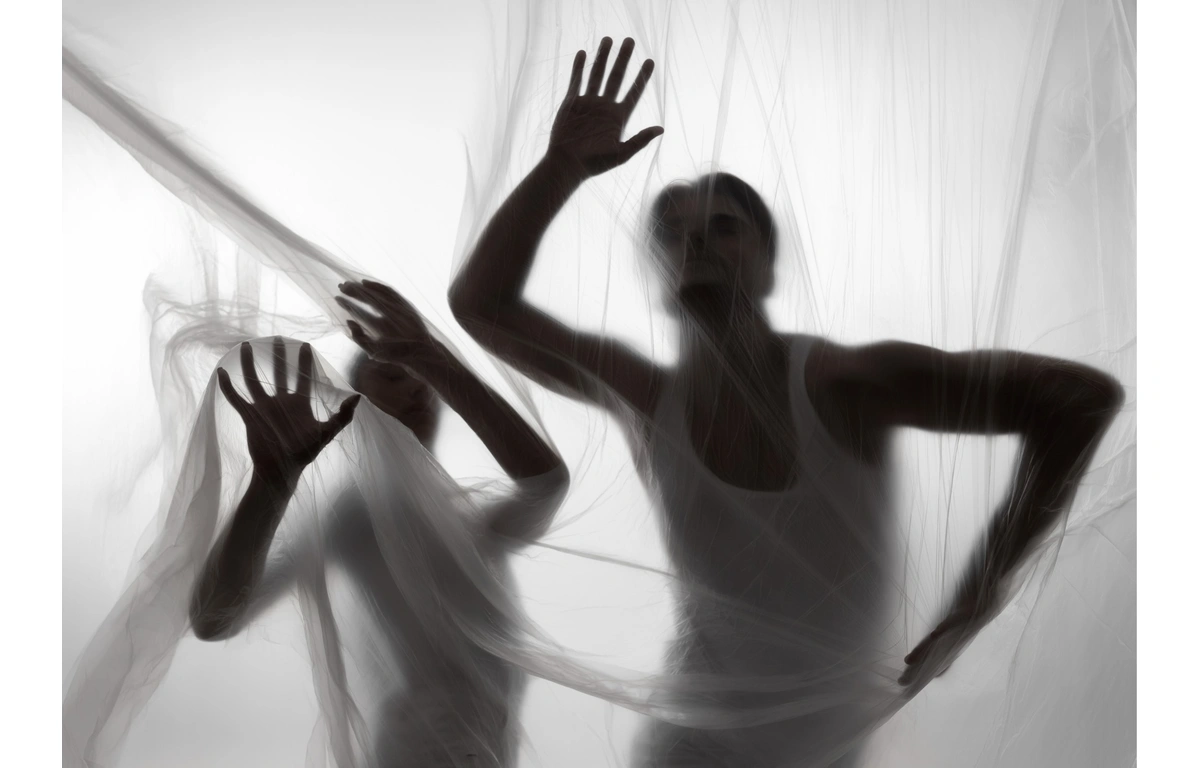 Silhouettes and body boundaries: how form influences attention, presence, and inner coherence