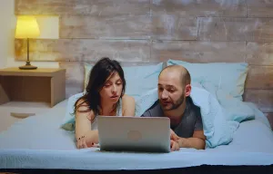 Pornografija, očekivanja i stvarni seks: kako vratiti kontakt i zadovoljstvo bez pritiska