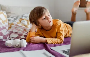 Jak zmniejszyć nadmierne pobudzenie: ekrany, światło, sen i "restart" uwagi