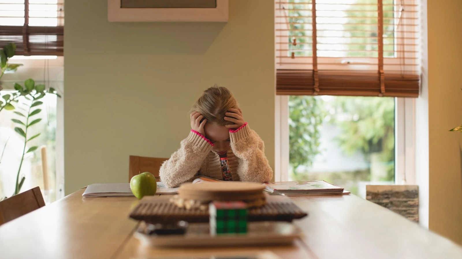 Втомлюється увага: що заважає дитині тримати задачу і як допомогти без тиску