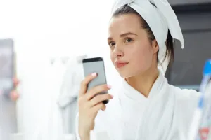 Trendovska njega s društvenih mreža: kako razumjeti da tinejdžeru nisu potrebne kiseline, retinol i "odrasli" aktivni sastojci