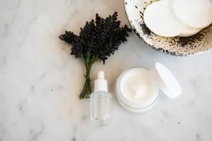 Fragrance in Skincare: When Scent Enhances the Ritual, and When Skin Needs Quiet