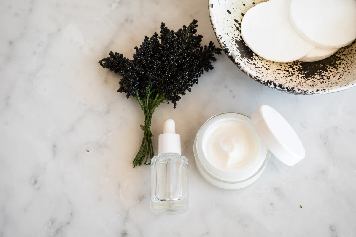 Fragrance in Skincare: When Scent Enhances the Ritual, and When Skin Needs Quiet