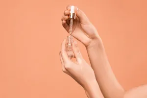 Kwasy, retinoidy i witamina C latem: co naprawdę należy zmienić w pielęgnacji