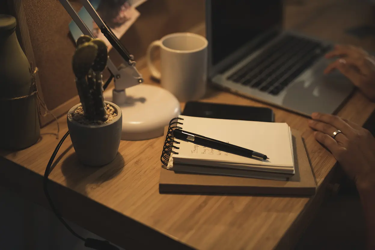 Notatnik i miękkie światło jako metafora „mapy” seksualności