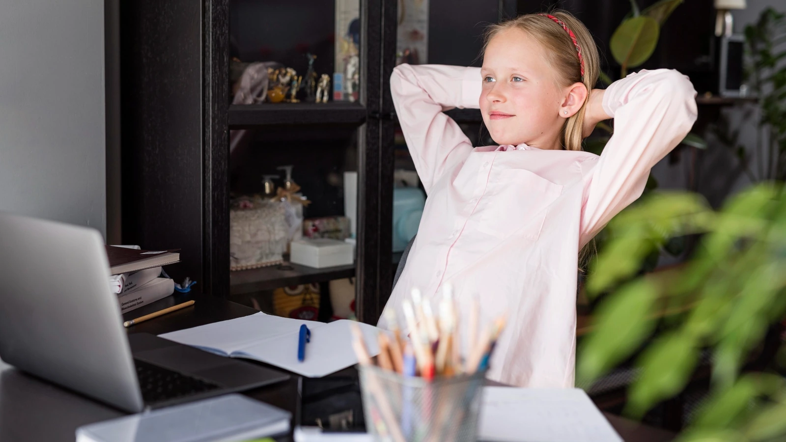 Короткий перезапуск уваги у дитини під час навчання вдома - школярка відпочиває між завданнями без тиску