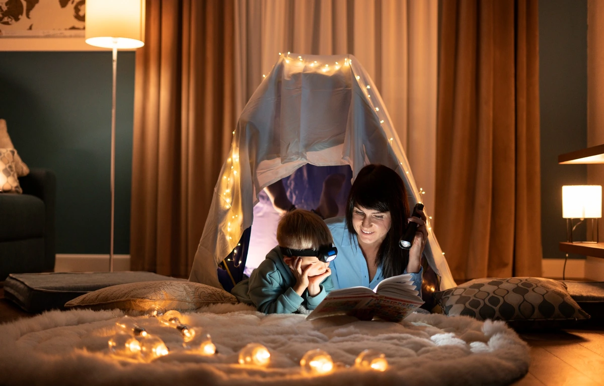 Спокійний вечірній ритуал для дитини - читання з мамою при теплому світлі як спосіб зменшити перезбудження