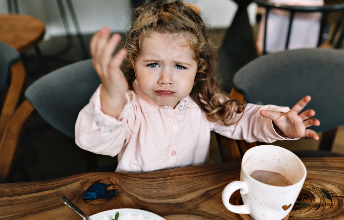 Засмучена дитина за столом - які правильні фрази говорити дитині, коли їй важко впоратися з емоціями