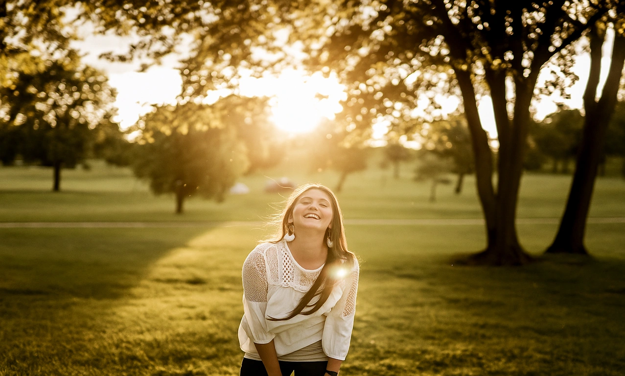 Žena podiže lice prema suncu, upijajući prirodno svjetlo koje budi ravnotežu i ljepotu