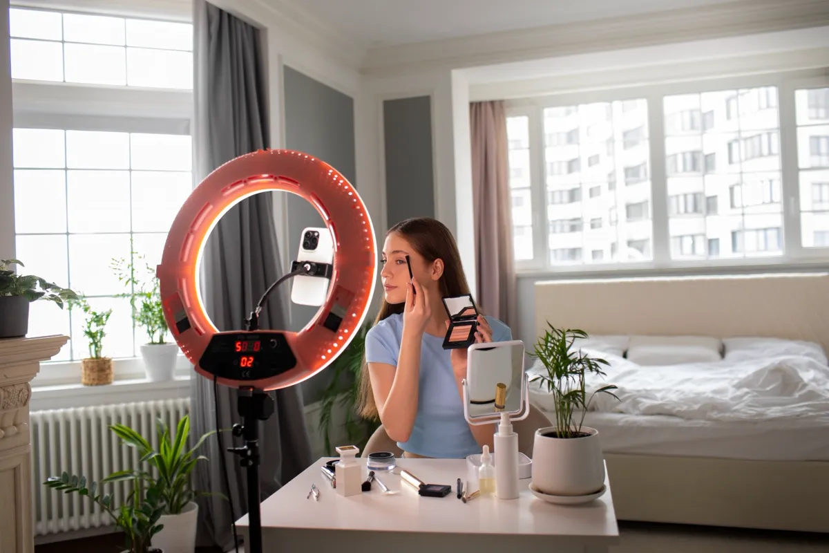 A girl creates content for social media about makeup. Properly set lighting. Formation of a teenager's self-esteem against the backdrop of content.