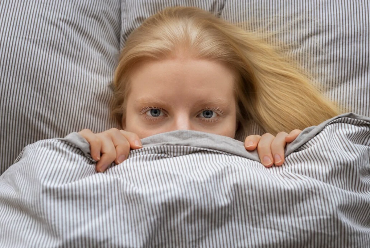 Nastolatek w stresie nie może zasnąć w łóżku